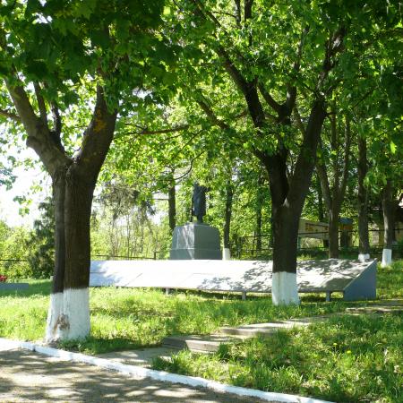 Братская могила в с. Малый Букрин Мироновского района