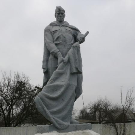 Братская могила у церкви с. Девички