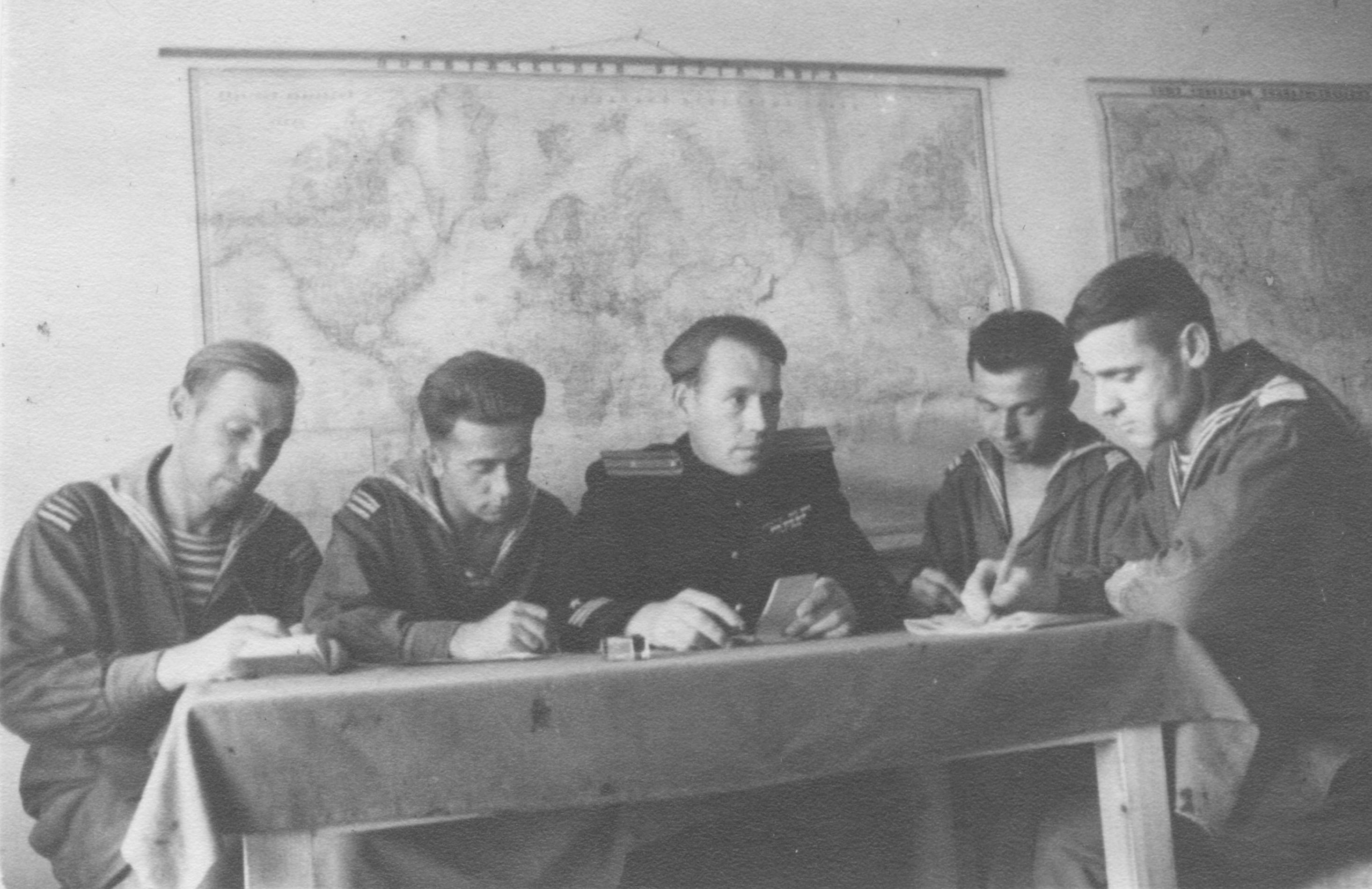 Брифинг перед боевым походом 1942 г.