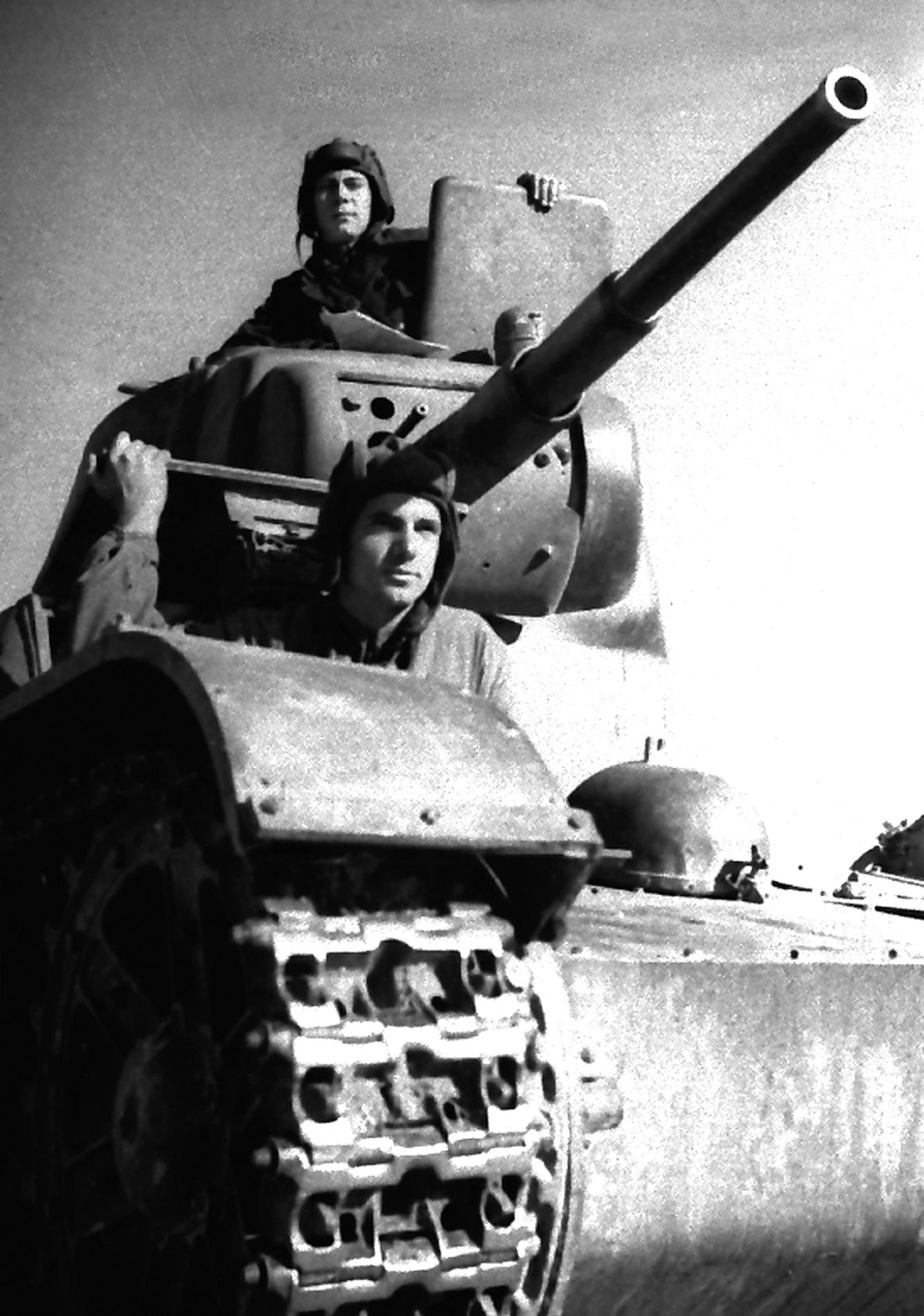 Танкисты 51 армии на марше...
