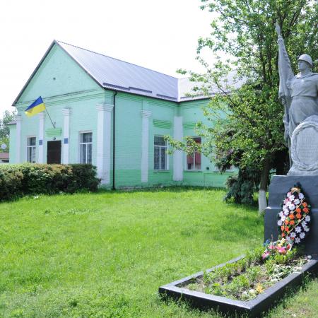 Братская могила у клуба в с. Бзов