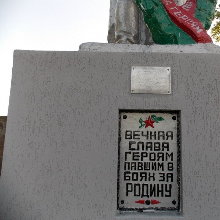 Братская могила на кладбище по ул. Ленина в г. Березань Киевской обл.