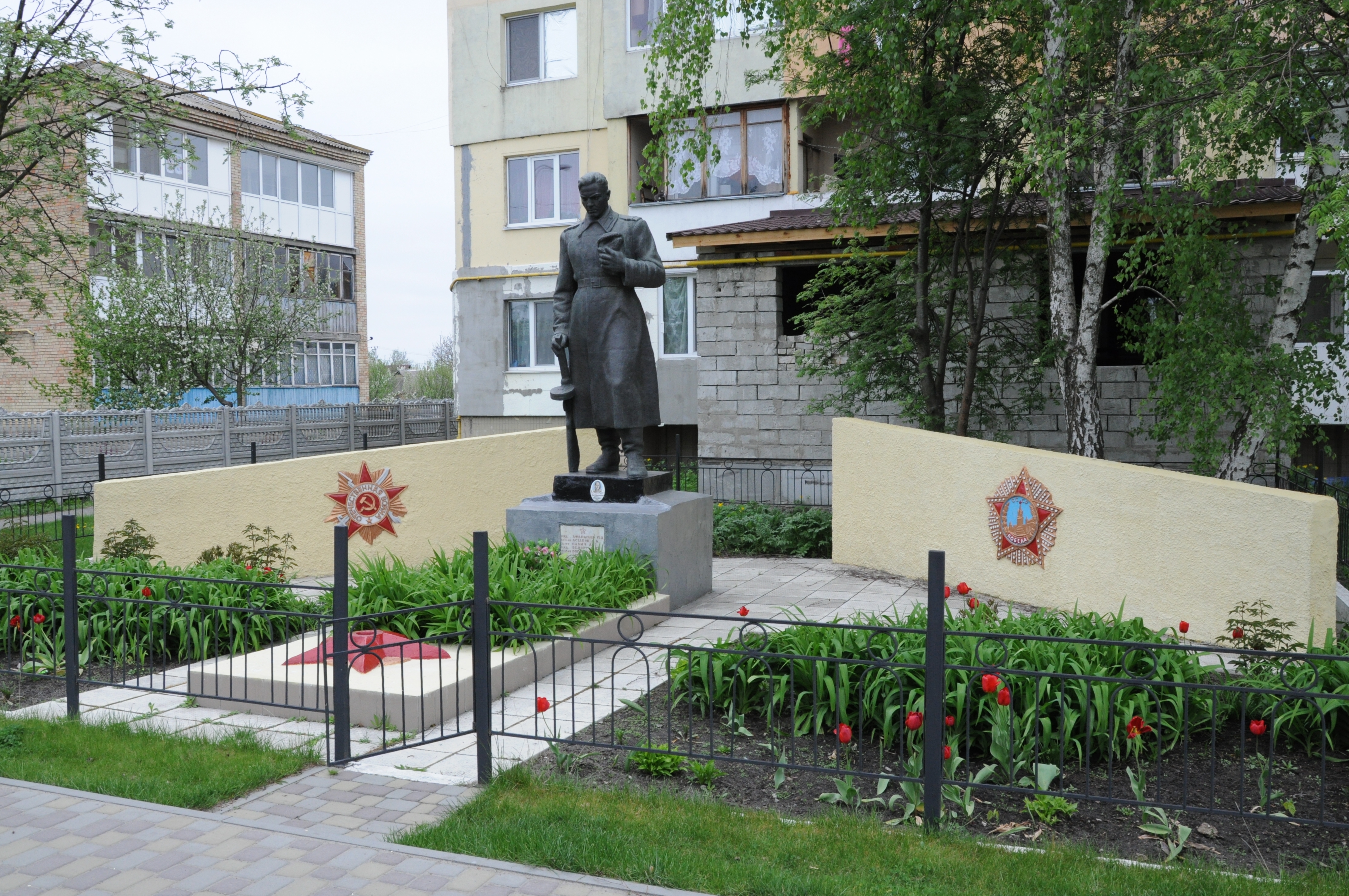 Братская могила в центре с. Синяк Вышгородского района