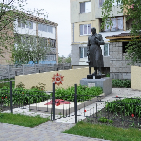 Братская могила в центре с. Синяк Вышгородского района