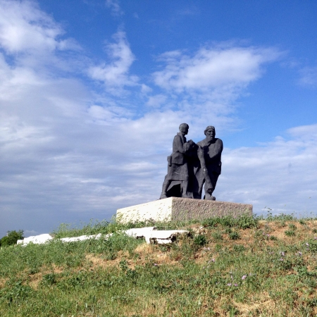 Окраина села, у развилки дорог
