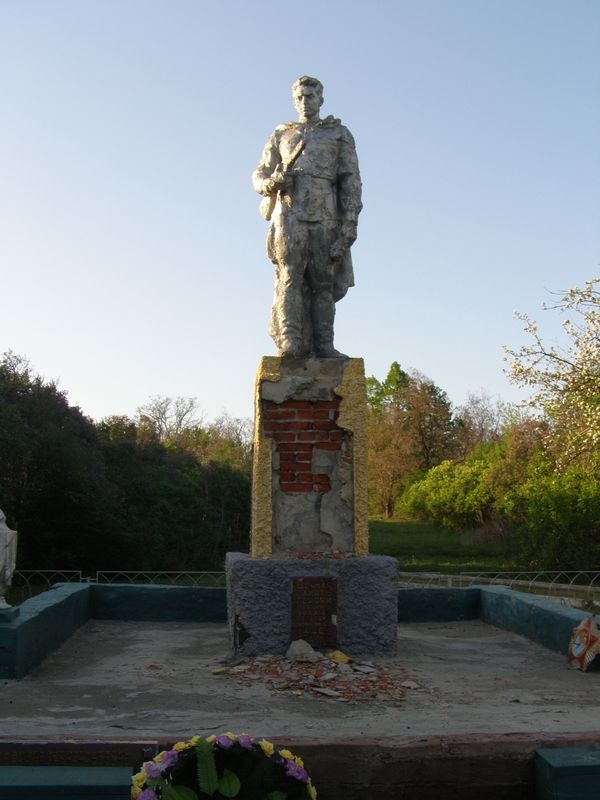 Братская могила в с. Вернополье Изюмского района