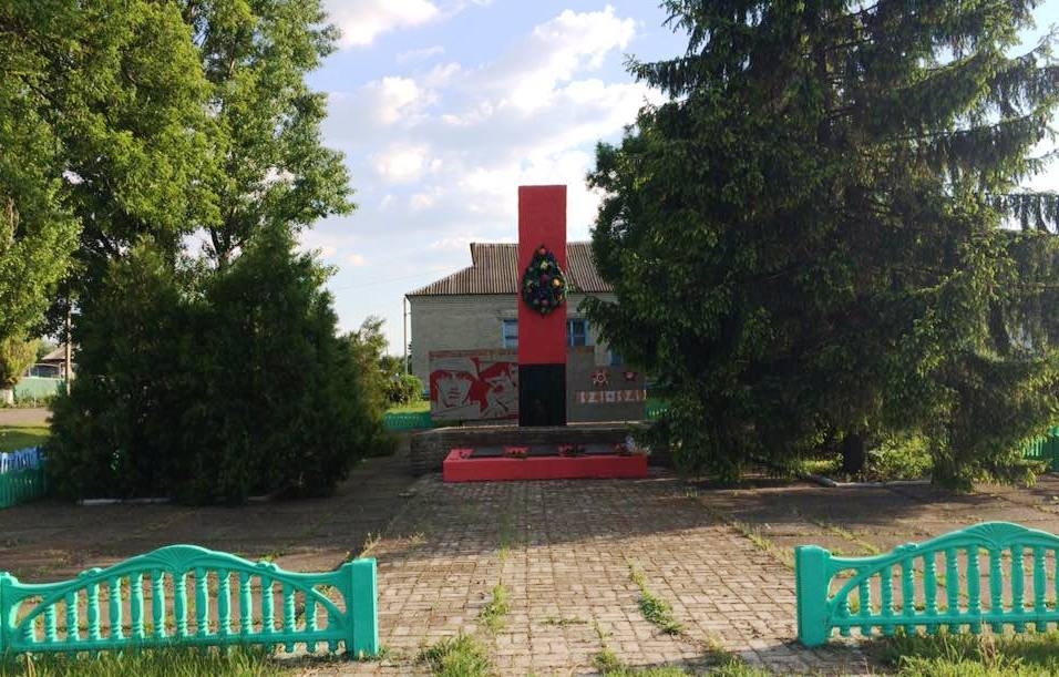 Братская могила в с. Криницы Александровского района