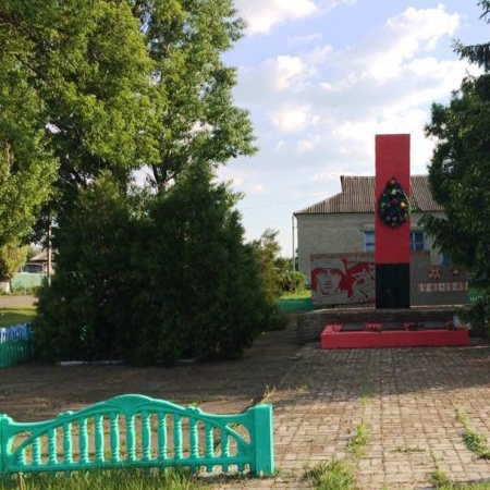 Братская могила в с. Криницы Александровского района