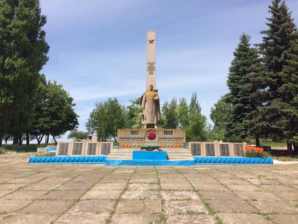 Братская могила в с. Староварваровка Александровского района