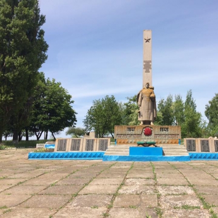 Братская могила в с. Староварваровка Александровского района