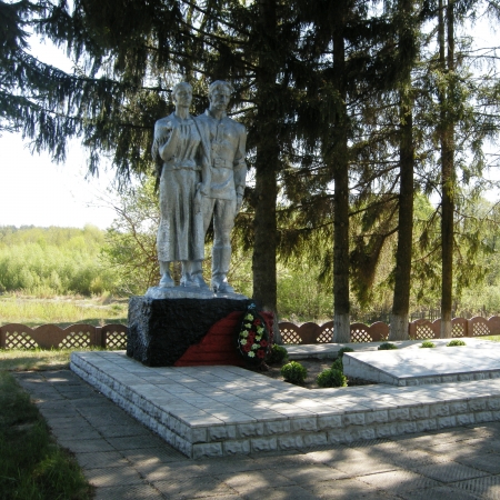 Братская могила мирных жителей на х. Гута Глуховского района