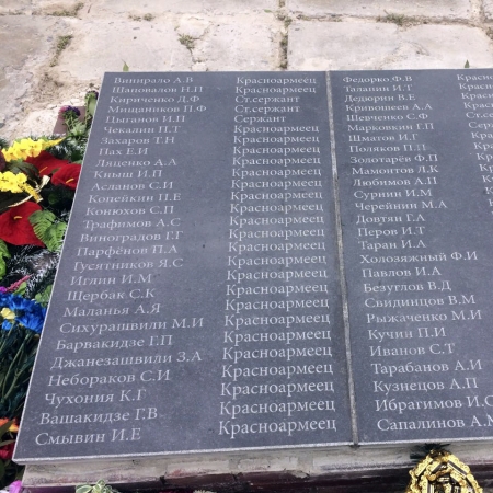 Братская могила в с. Варваровка Славянского района