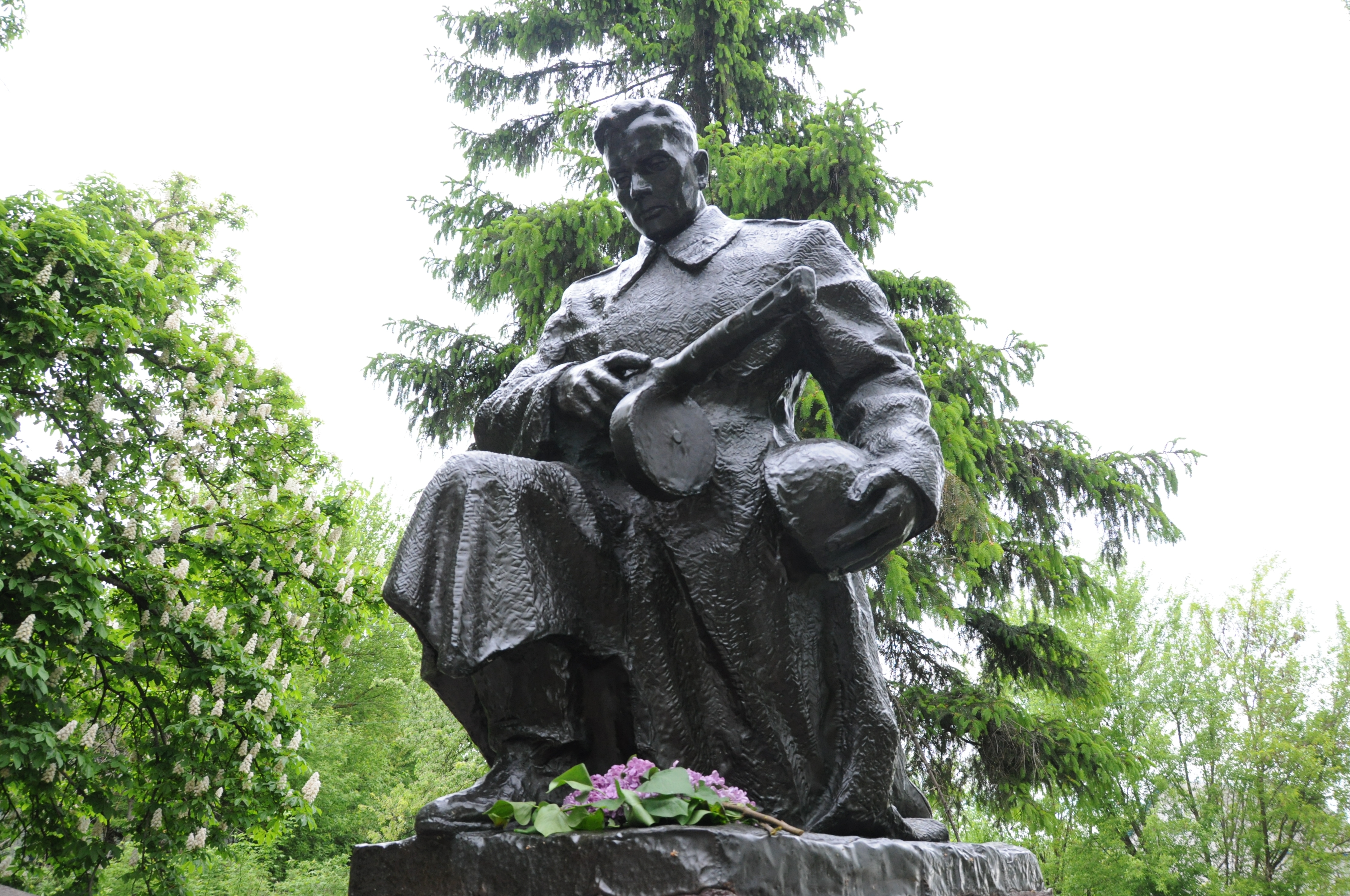 Братская могила и памятник односельчанам в с. Росава Мироновского района