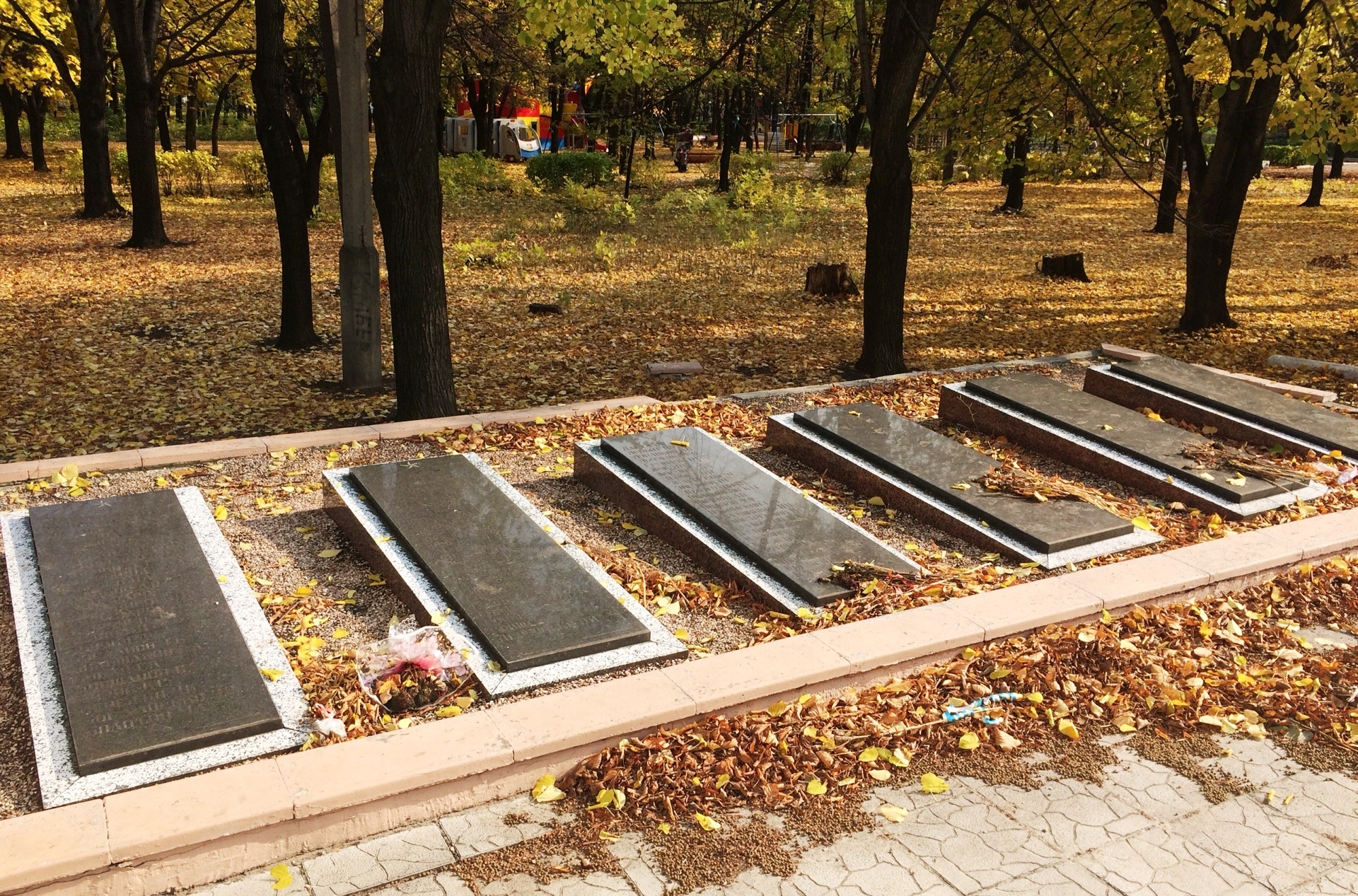 Братская могила и памятник землякам в г. Доброполье