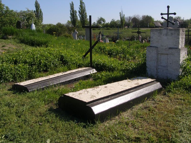 Братская могила на кладбище пгт Святогоровка