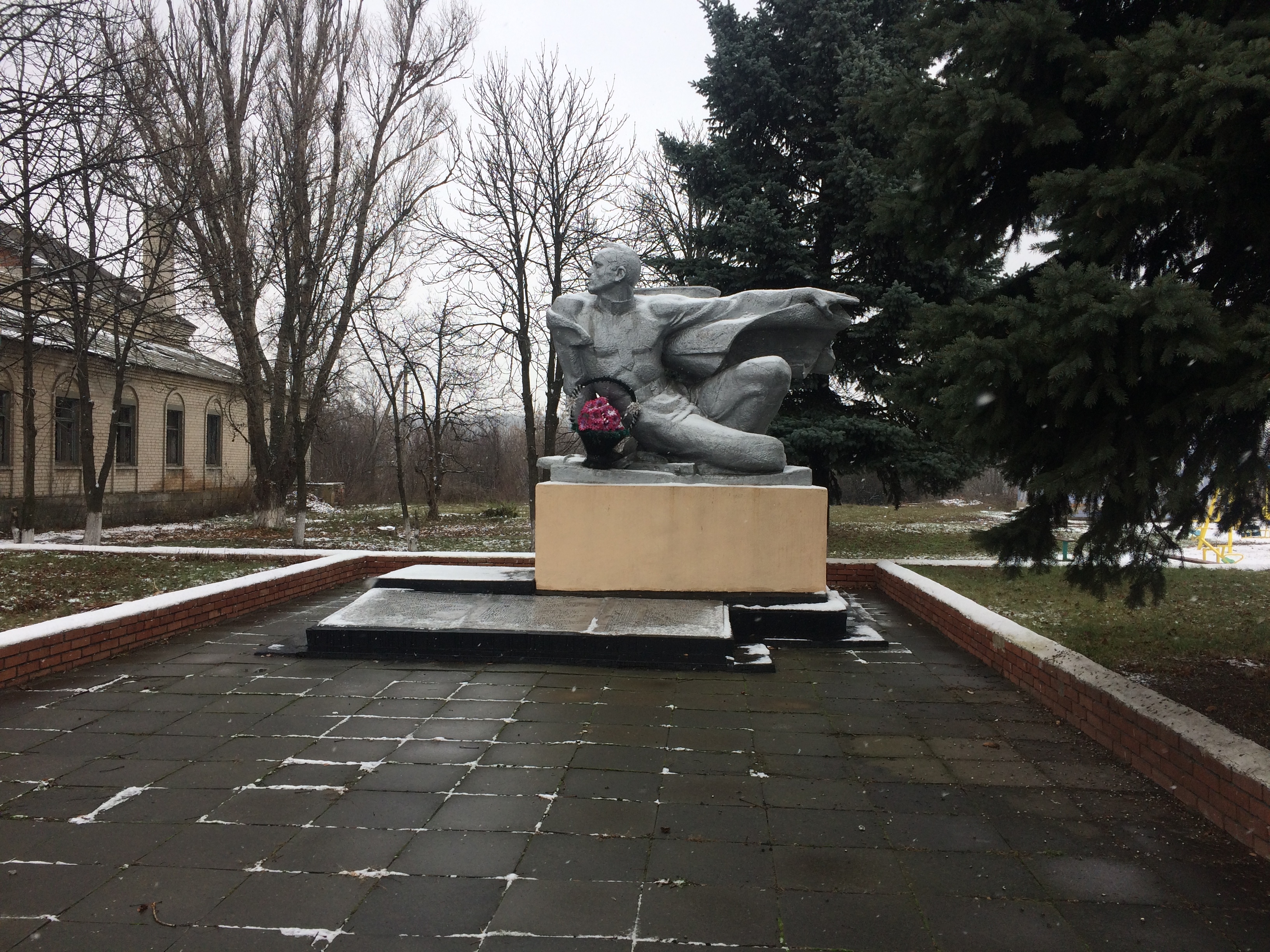 Братская могила в с. Криворожье Добропольского района