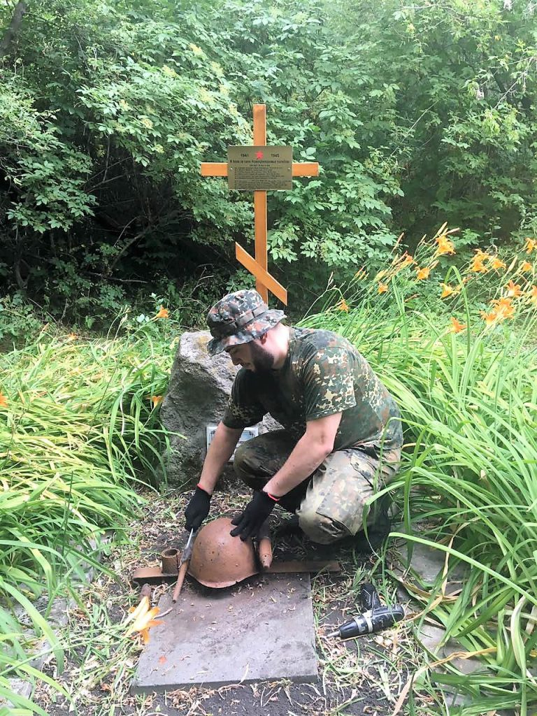 Памятный знак в с. Новокриворожье Добропольского района