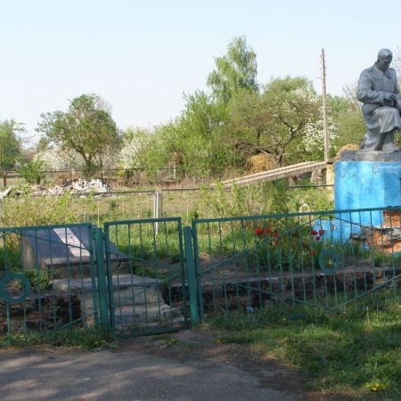 Братская могила у райбольницы в пгт Куликовка