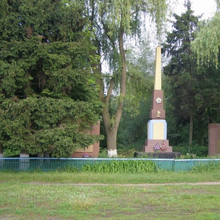 Памятник односельчанам в с. Смолянка Куликовского района