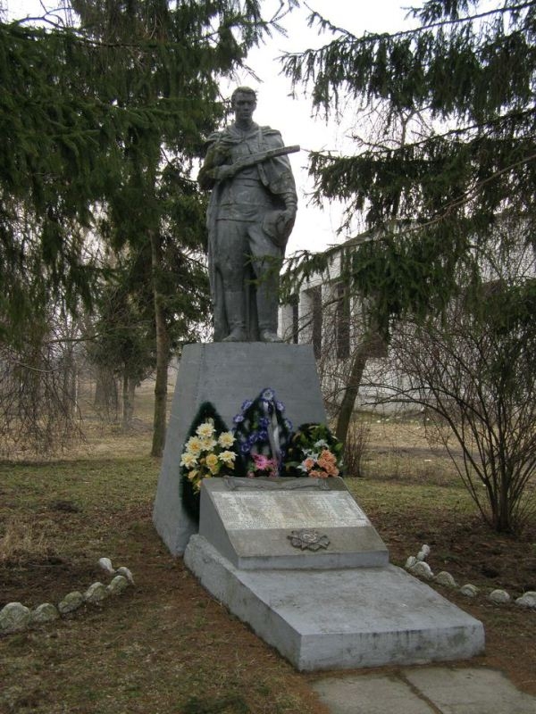 Братская могила в в центре пгт Березна Менского района