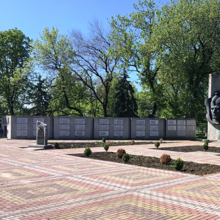 Братская могила в центре пос. Великая Новоселка