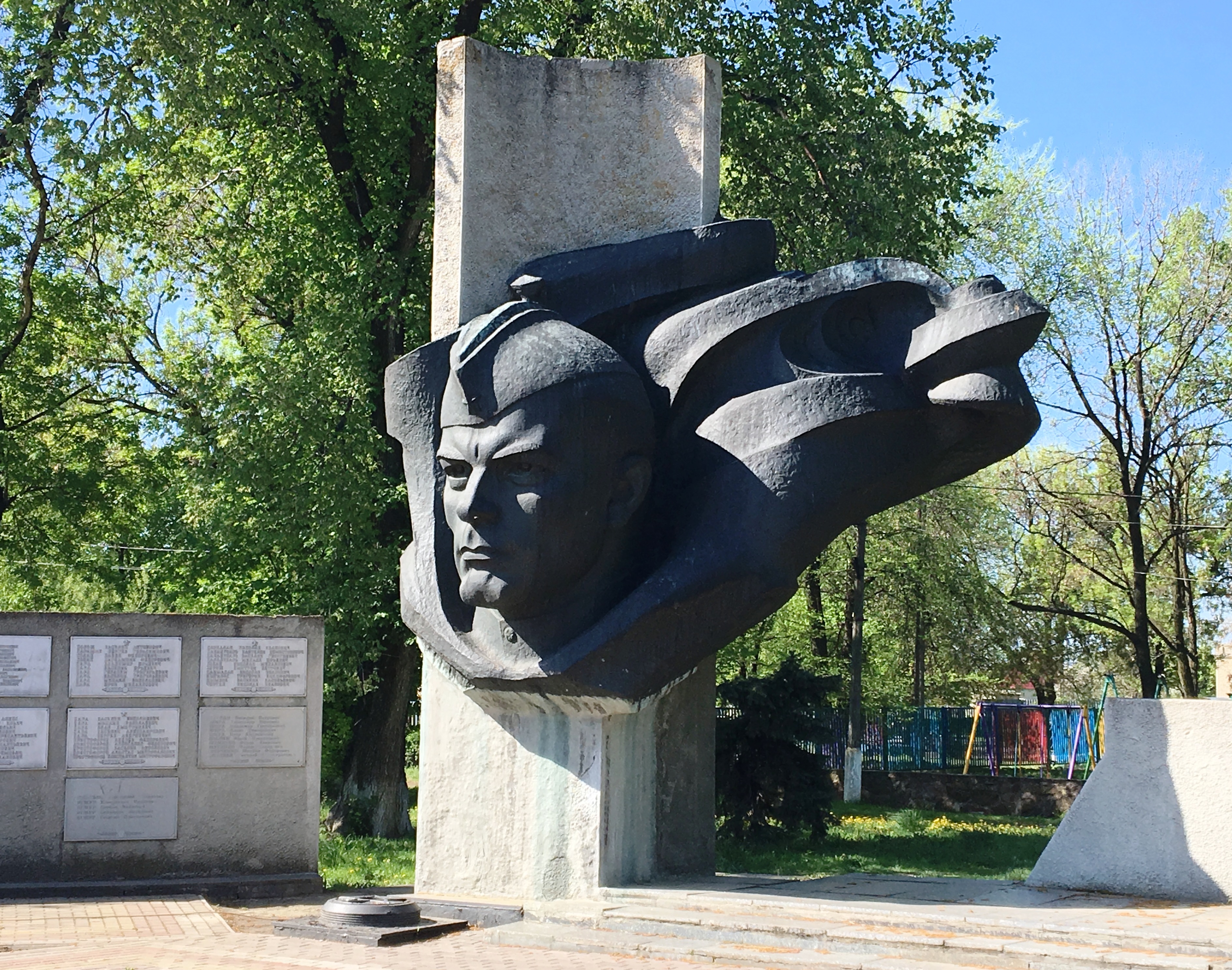 Братская могила в центре пос. Великая Новоселка
