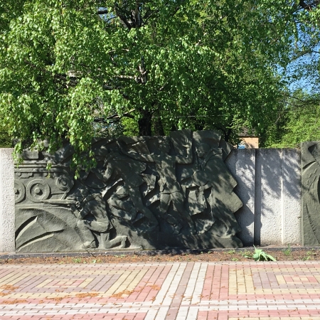Братская могила в центре пос. Великая Новоселка