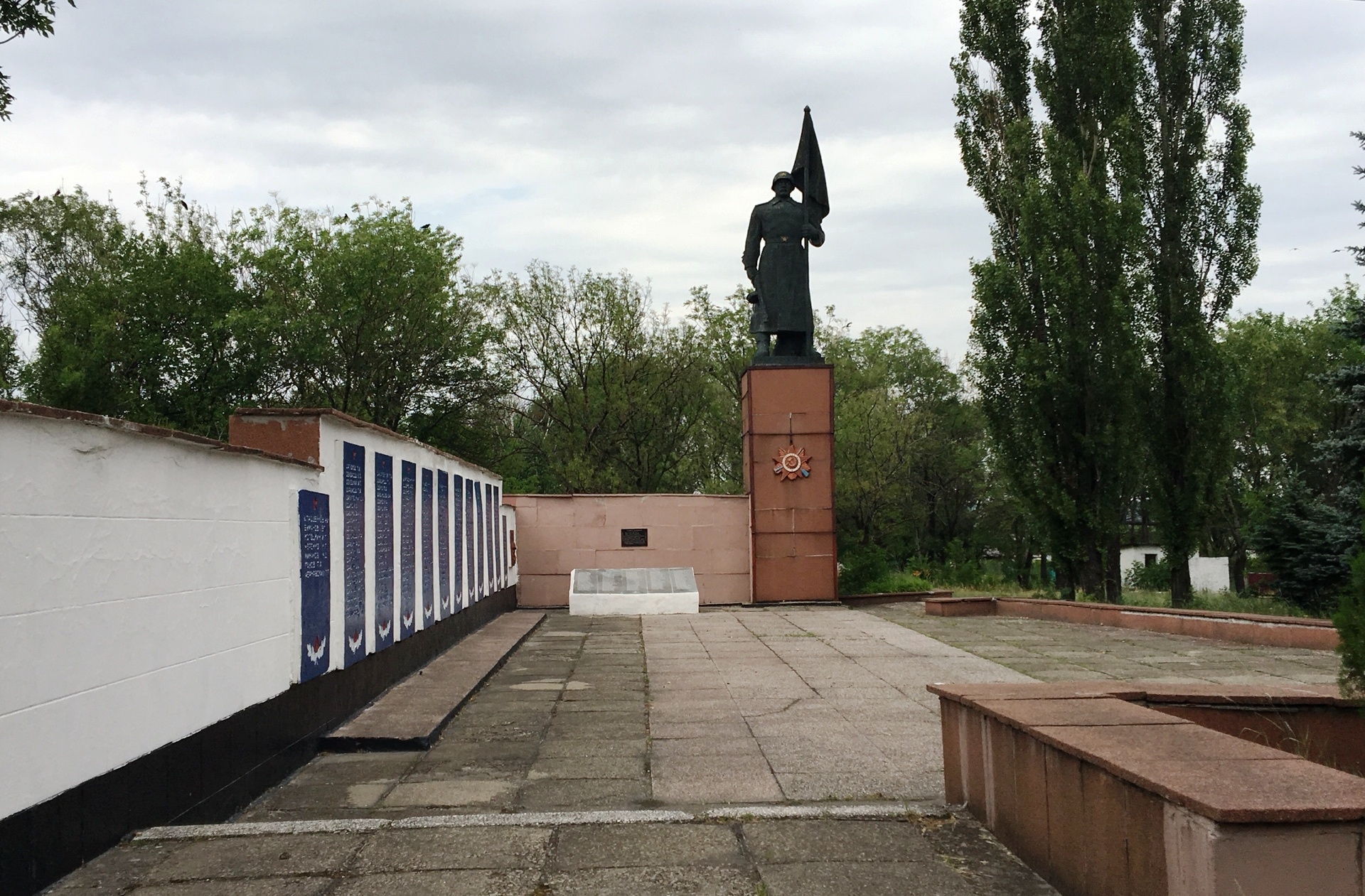 Братская могила в пгт. Новоэкономическое Красноармейского района
