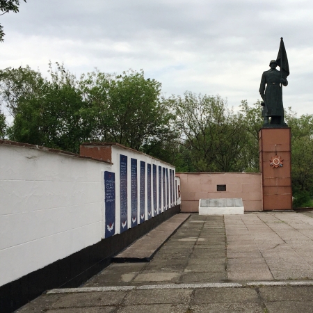 Братская могила в пгт. Новоэкономическое Красноармейского района