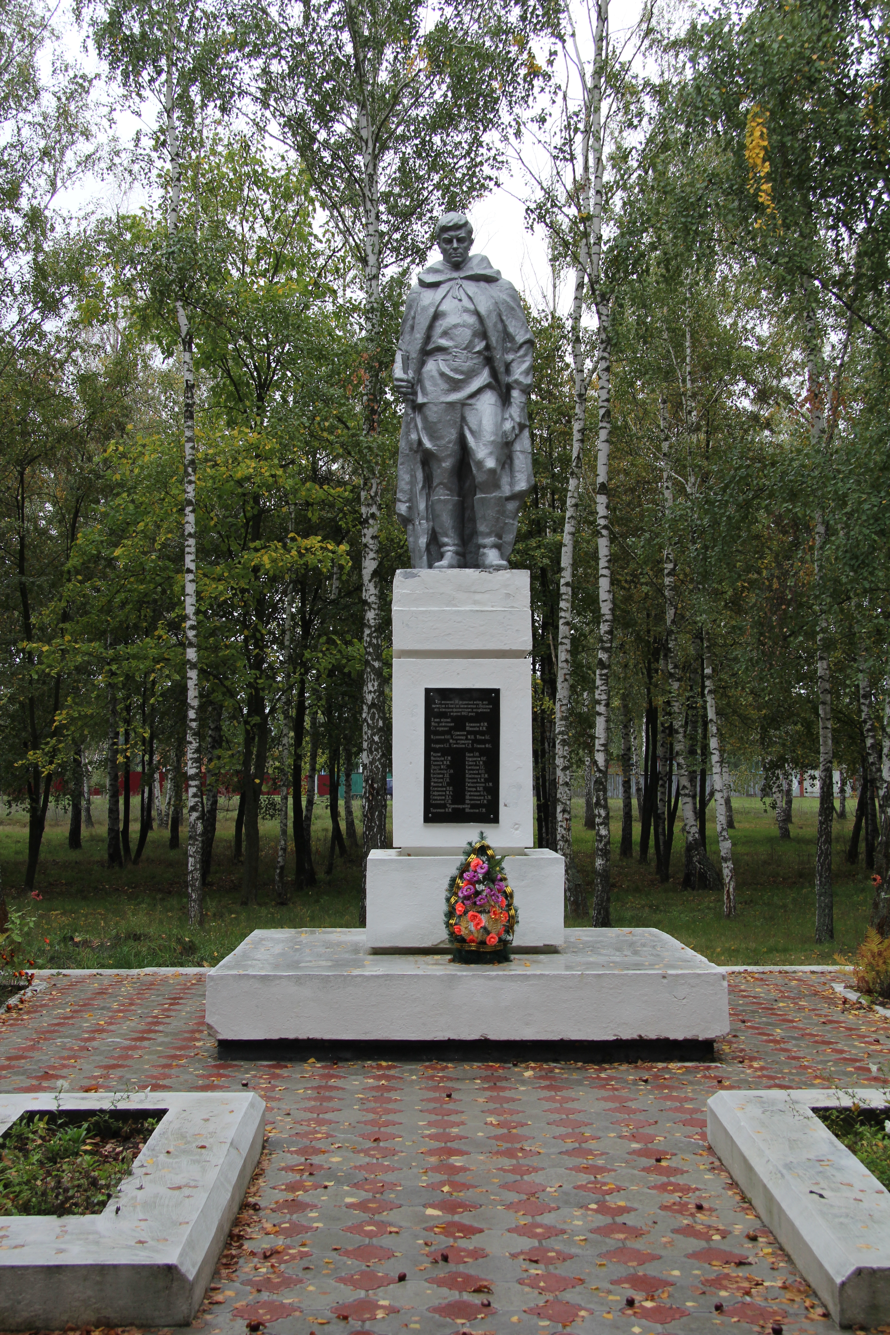 Братская могила в с. Подолки Липово-Долинского района