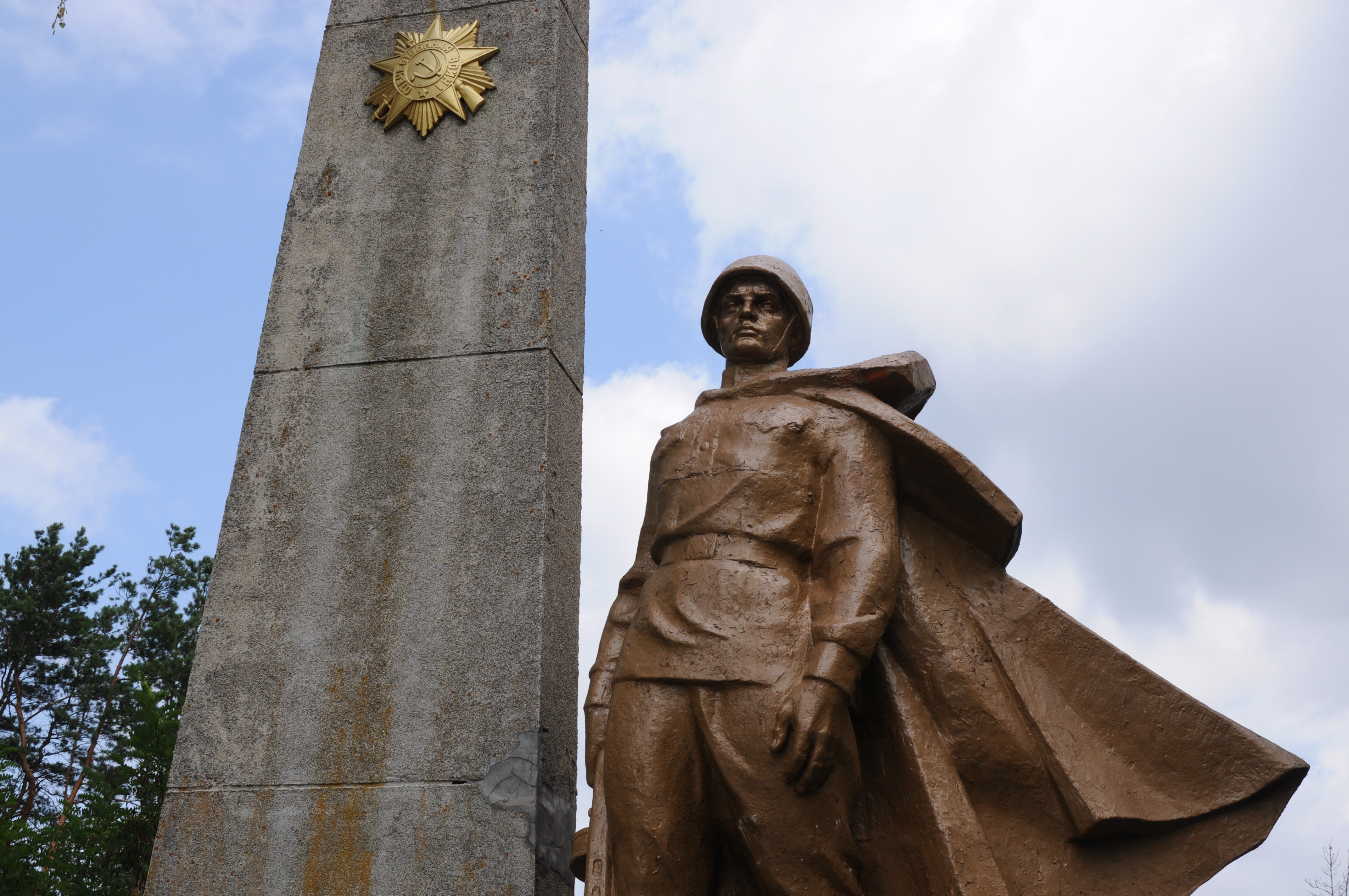 Мемориал в центре с. Шпили Иванковского района Киевской обл.