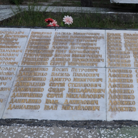 Мемориал в центре с. Шпили Иванковского района Киевской обл.
