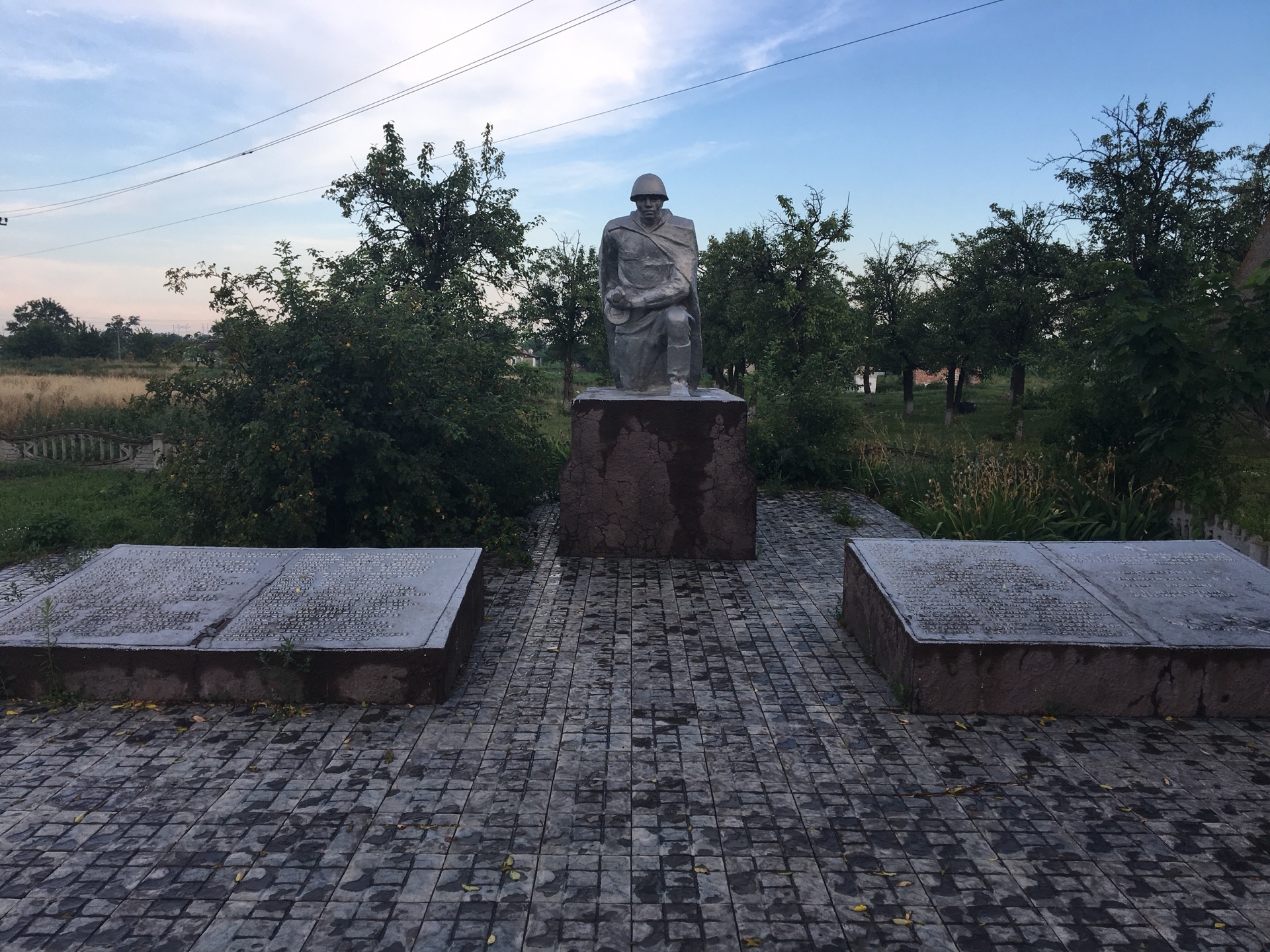 Братская могила в с. Улаклы Великоновоселковского района