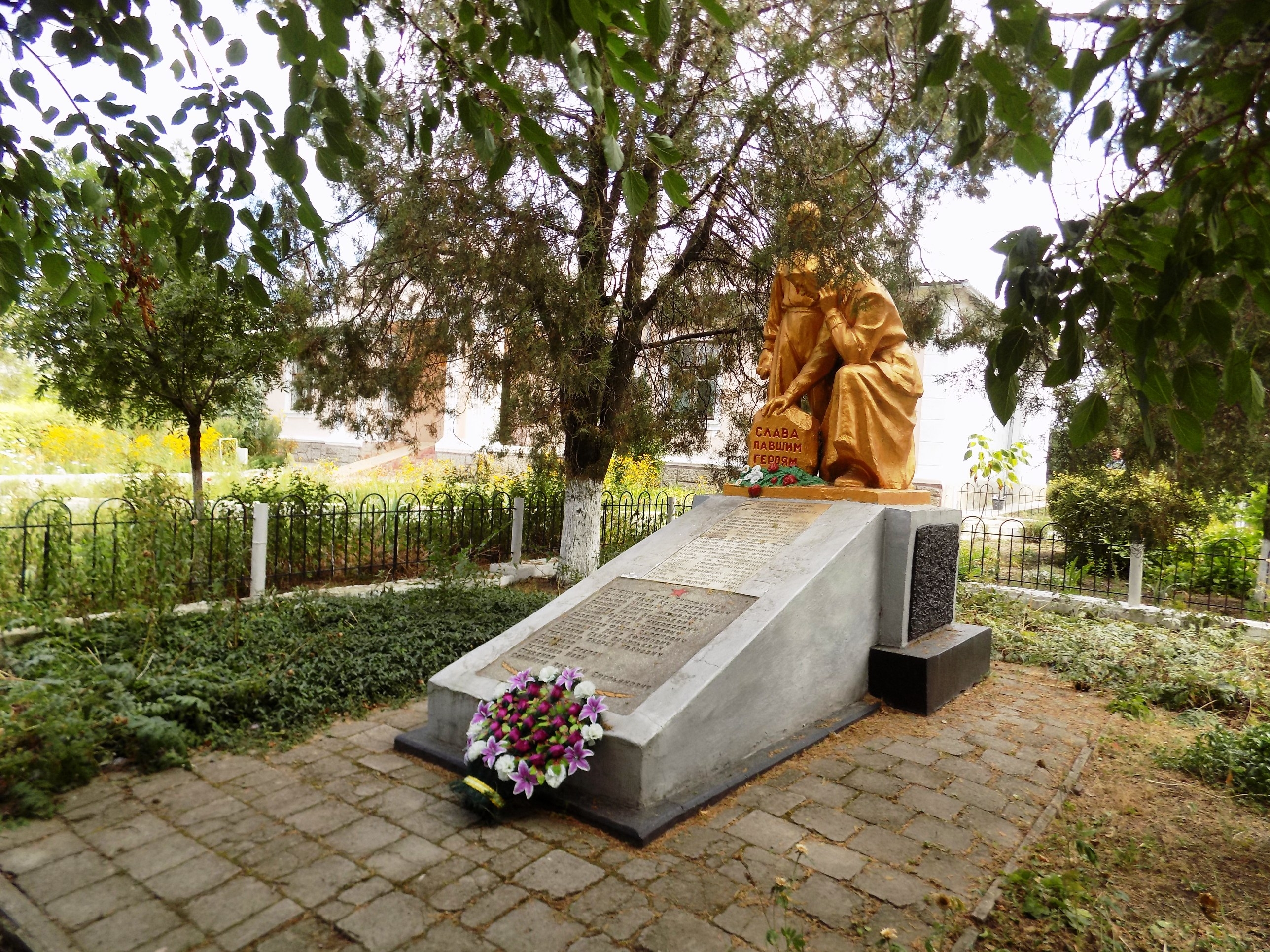 Братская могила в с. Широкая Балка Беляевского района
