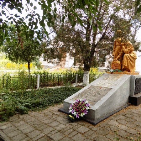 Братская могила в с. Широкая Балка Беляевского района