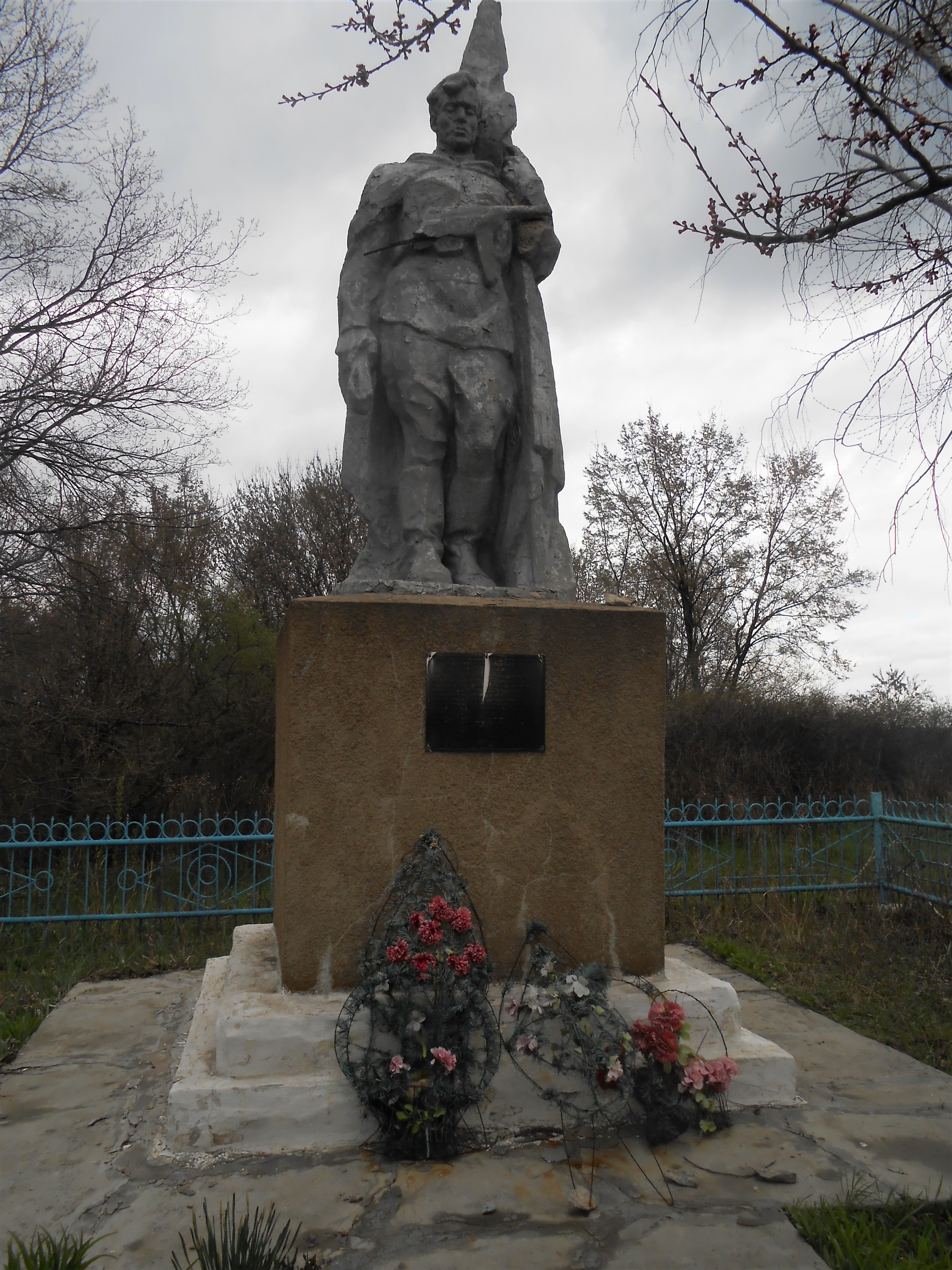 Братская могила в пос. Ольховчик