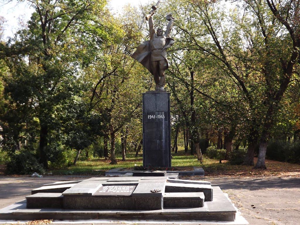 Братская могила в парке им. Шевченко в г. Шахтерск