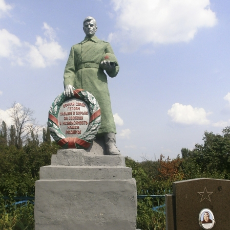 Воинские захоронения в совхозе "Тюльпан" в . г. Шахтерск