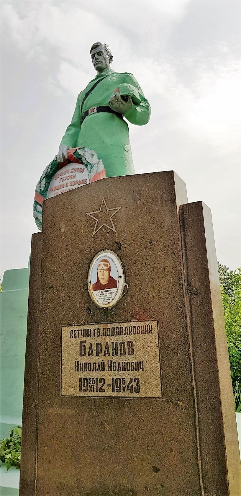 Воинские захоронения в совхозе "Тюльпан" в . г. Шахтерск