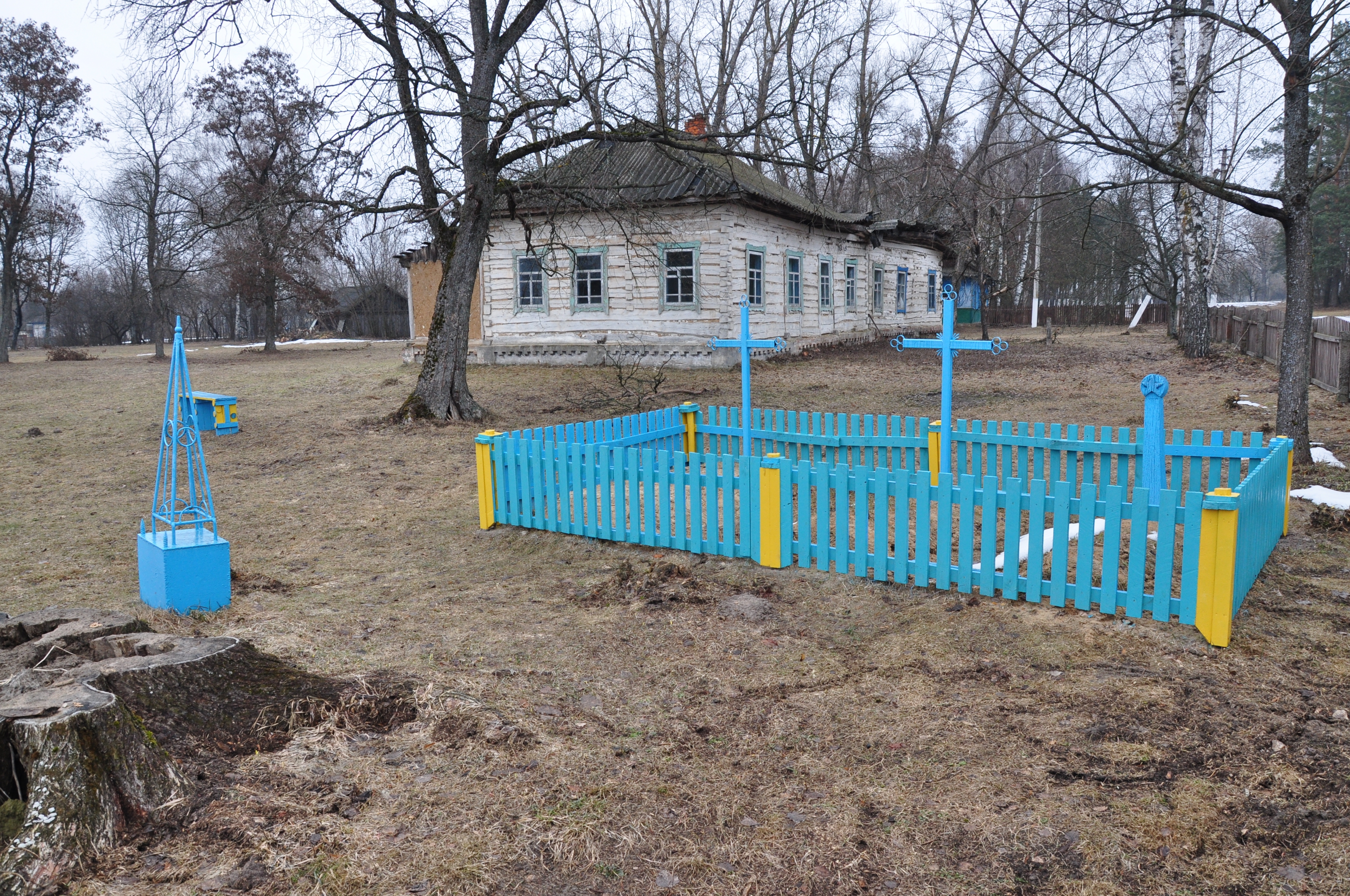 Одиночные могилы в с. Хотеевка Корюковского района