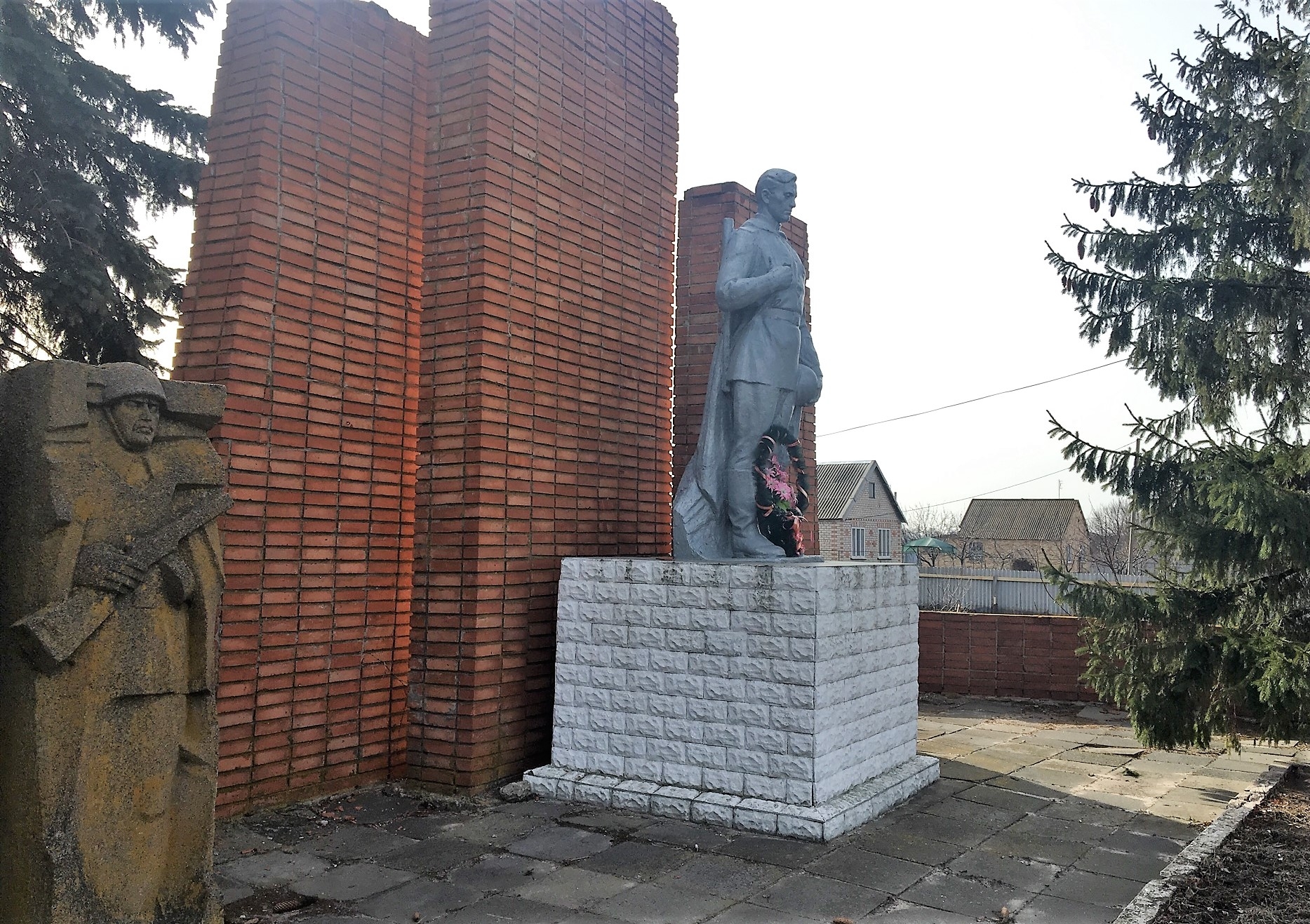 Братская могила в с. Новотроицкое Добропольского района
