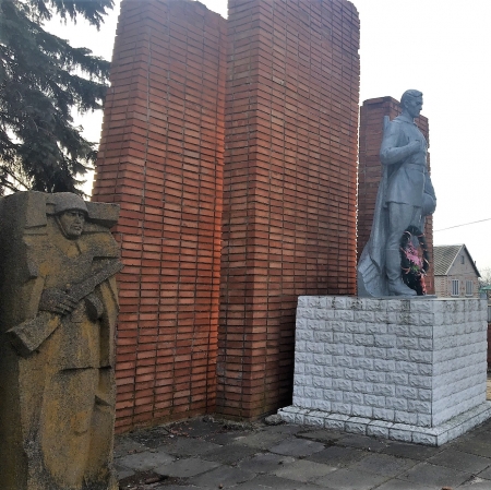 Братская могила в с. Новотроицкое Добропольского района