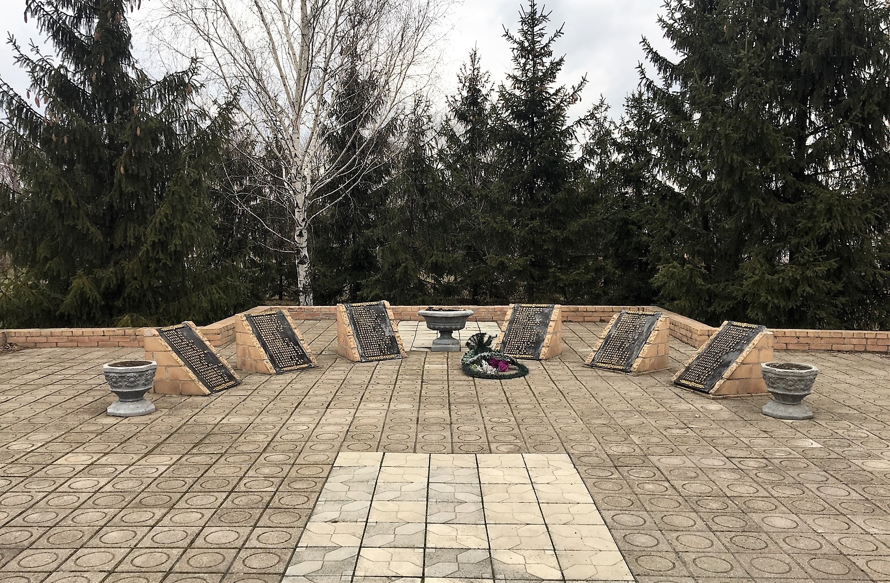 Братская могила в пгт Светлое Добропольского района