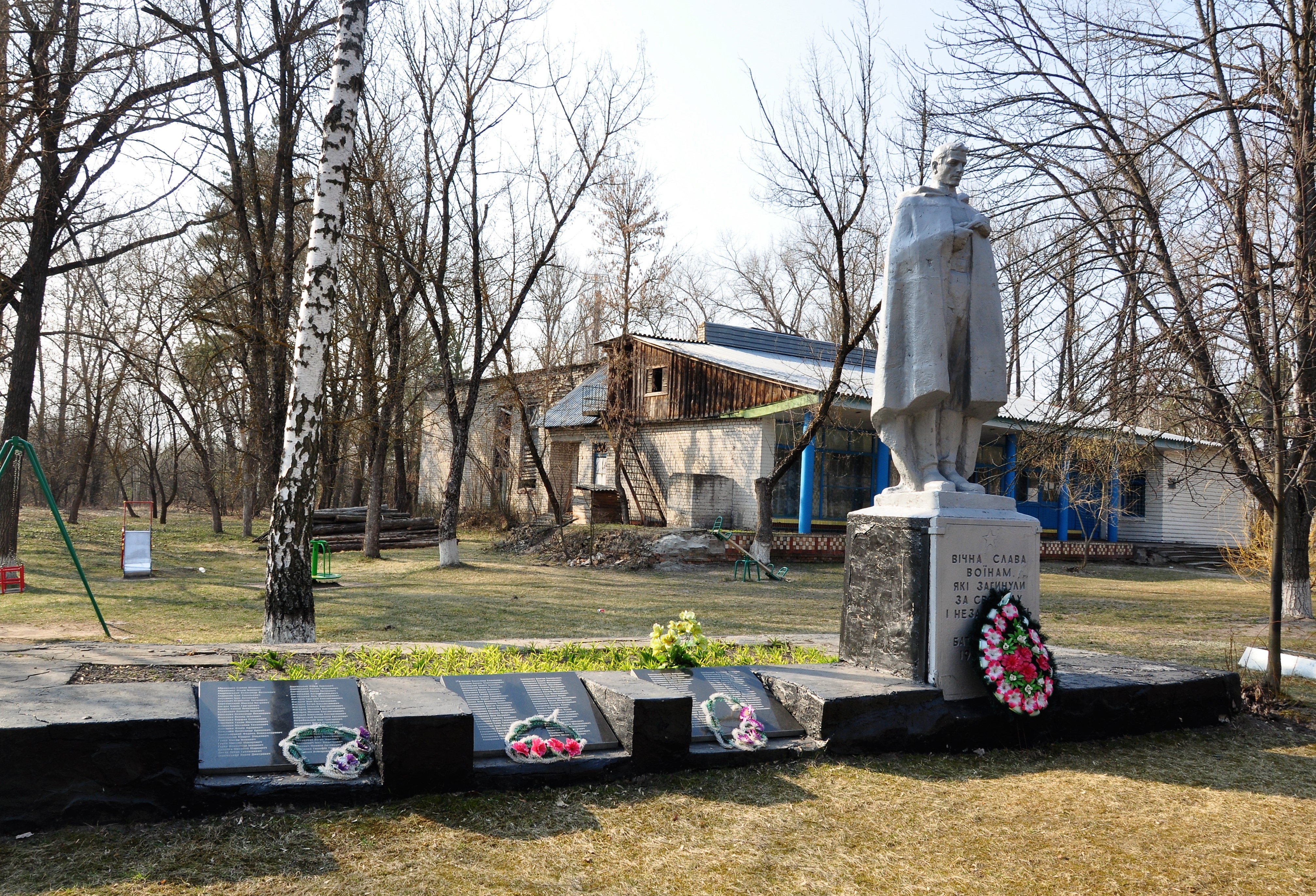 Могила офицера и памятник односельчанам в с. Сидоровичи Иванковского района