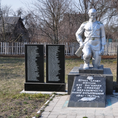 Памятник односельчанам в с. Жмиевка Иванковского района