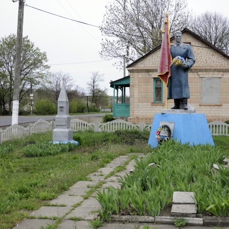 Братская могила в центре с. Орловец Городищенского района