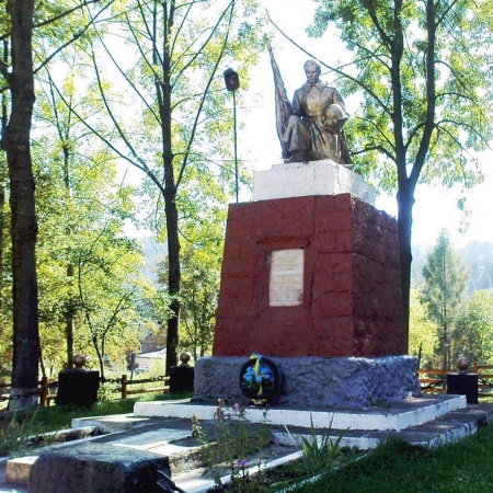 Братская могила у РГА в пгт. Верховина