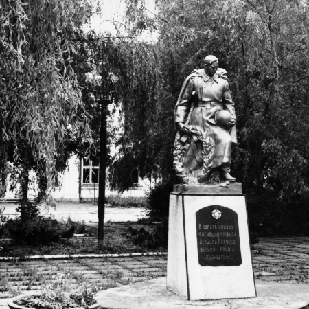 Братская могила в сквере в пгт. Войнилов Калушского района