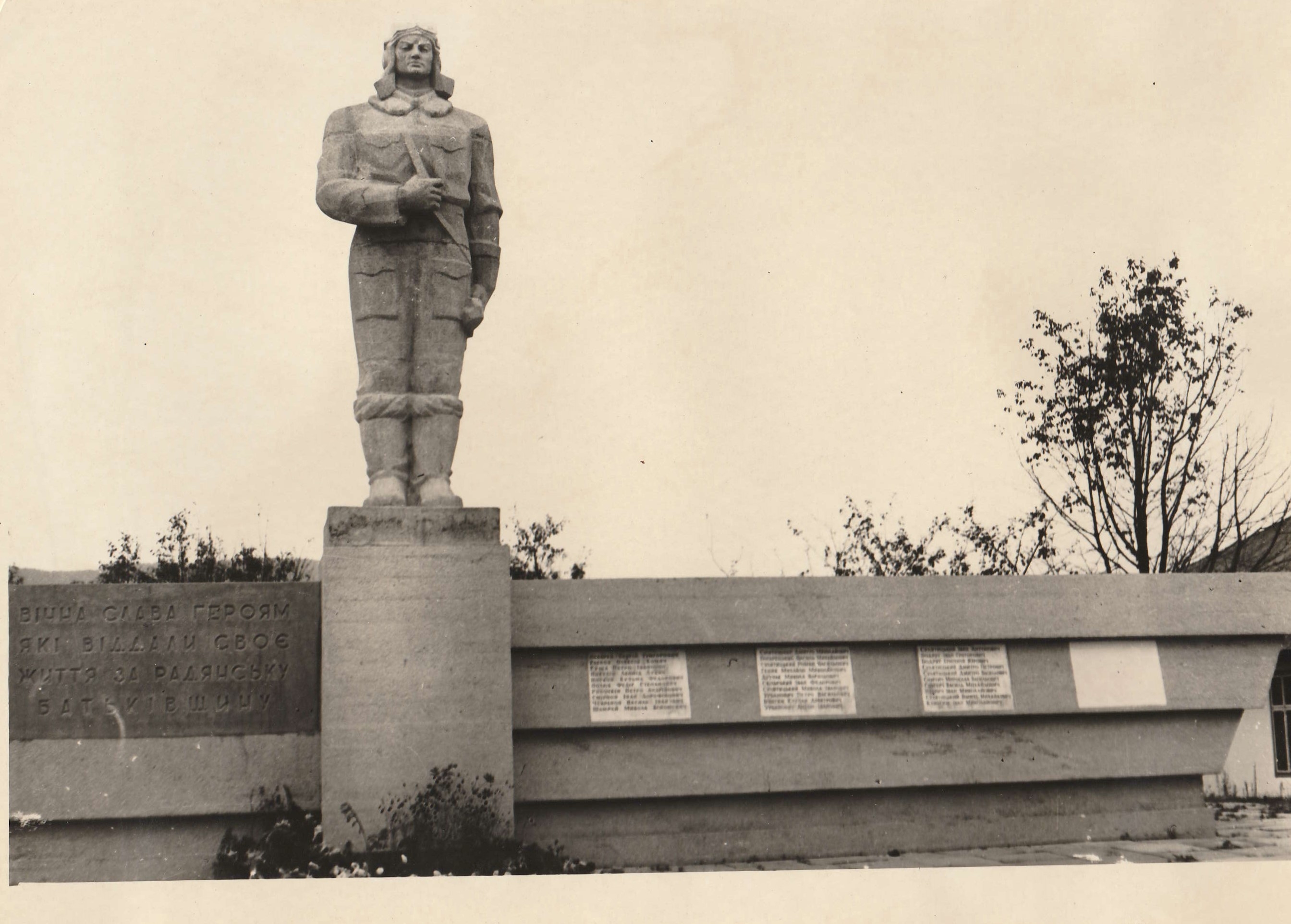 Братская могила в с. Средний Березов Косовского района