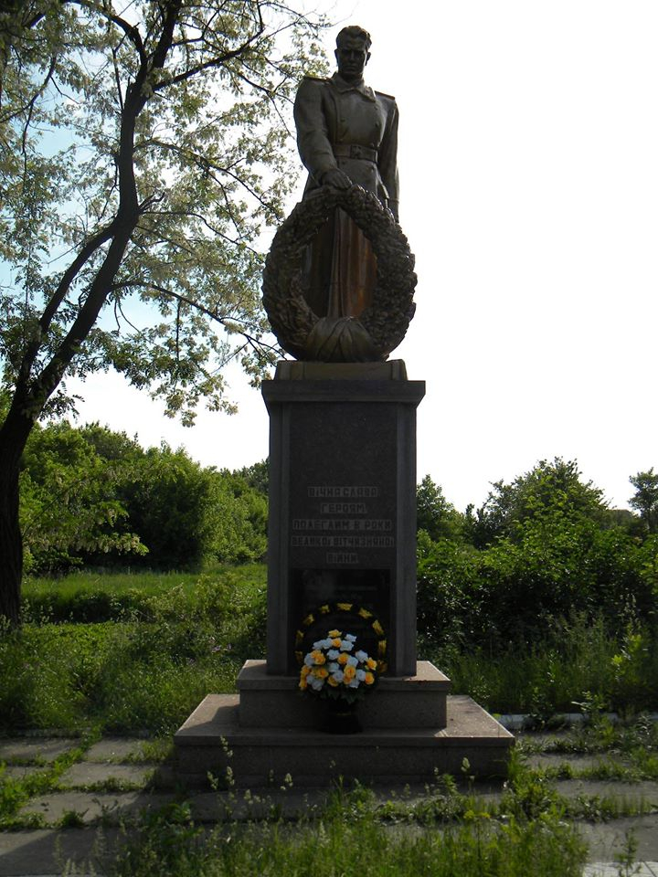Братская могила в пос. Ясный